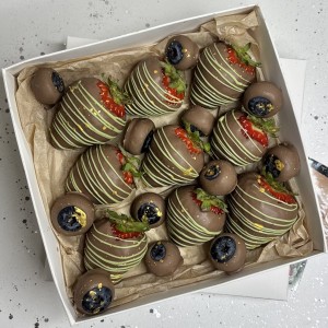 Клубника и голубика в шоколаде радость дня